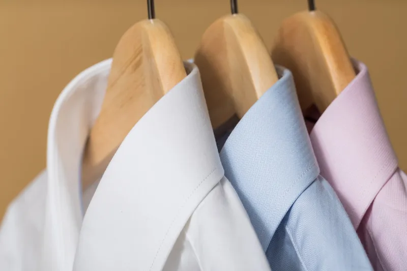 Trei cămăși business: alb, bleu și roz pal