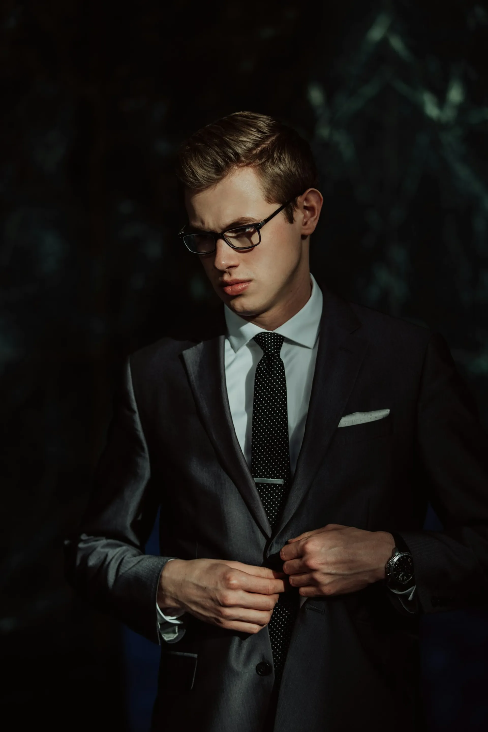 Bărbat elegant într-un costum antracit de croitorie fină, showroom Costume Bărbătești București