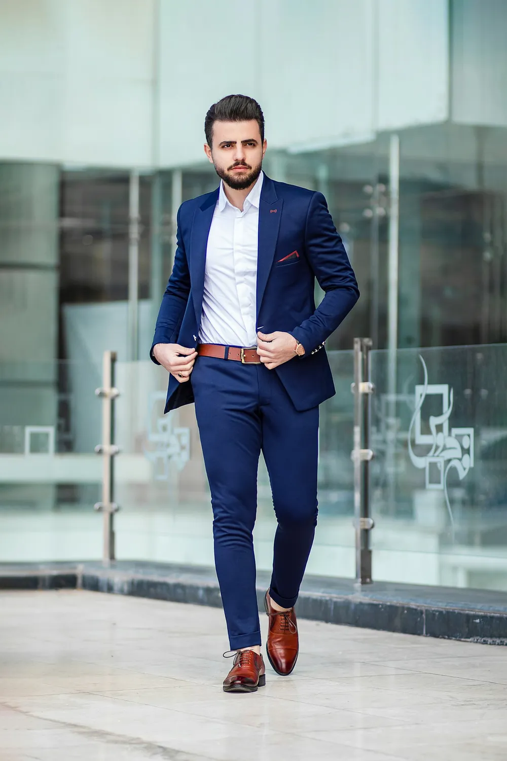 Costum business bleumarin clasic în showroom