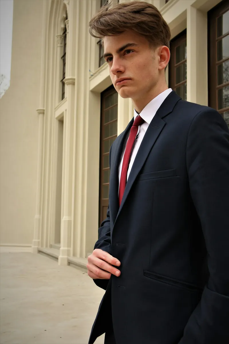 Costum bleumarin slim-fit, croială modernă