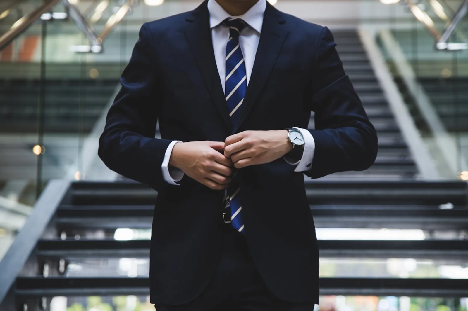 Costum bleumarin clasic, showroom costume bărbătești București
