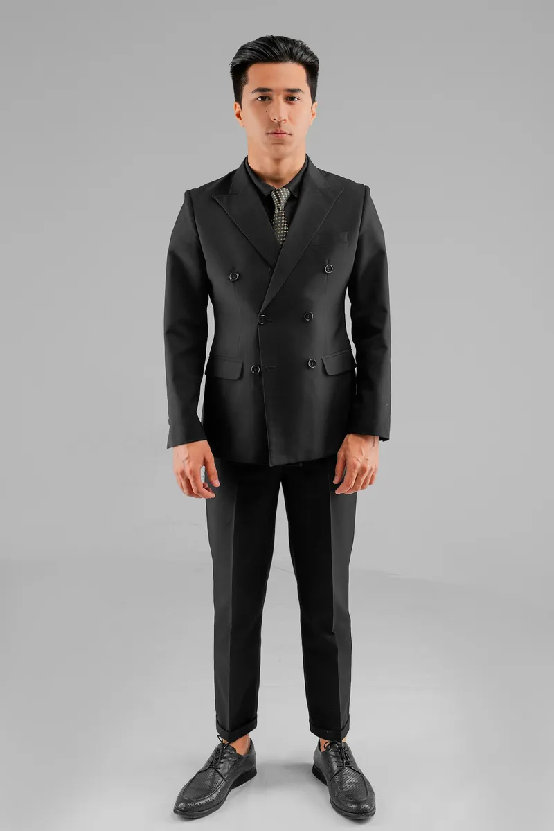 Costum negru la două rânduri de nasturi