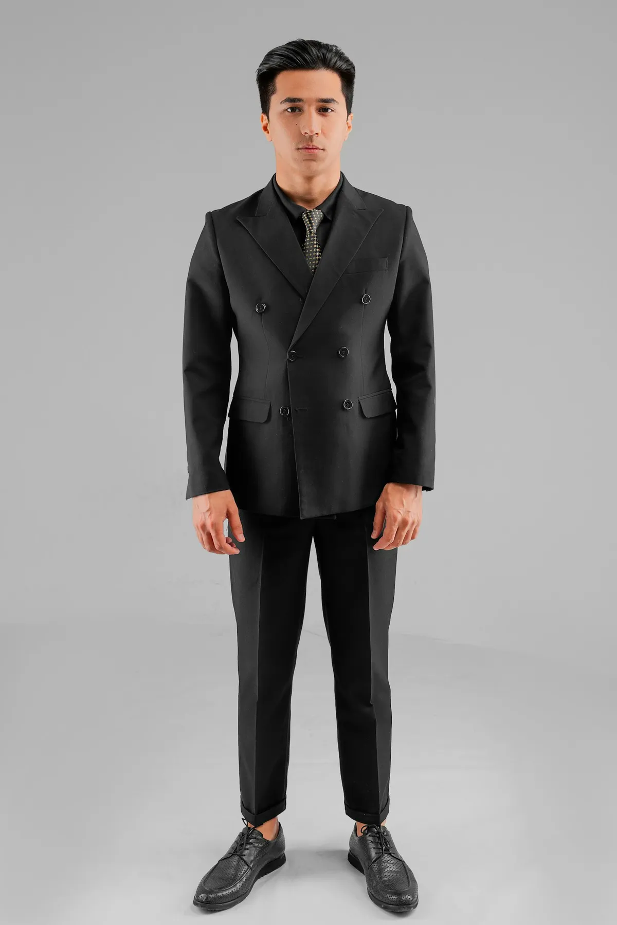 Costum negru de ocazie, ținută de gală