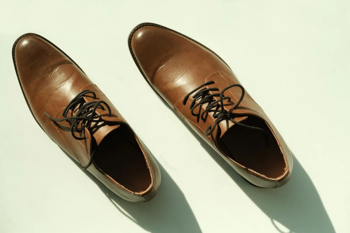 Pantofi din piele, vedere de sus în showroom